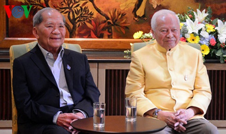 Ông Tanin Kraivixien (trái) và tướng Prem Tinsulanonda.